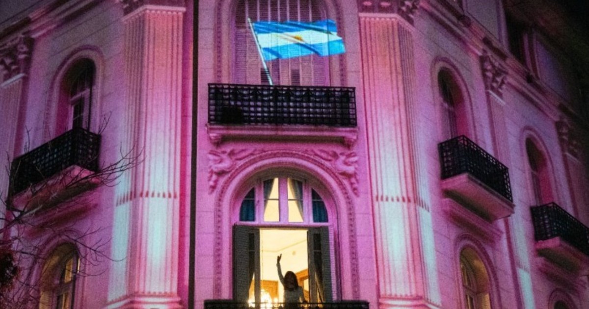 Un intendente organizó la proyección de la Casa Rosada en la fachada del edificio donde vive Cristina Kirchner Un intendente organizó la proyección de la Casa Rosada en la fachada del edificio donde vive Cristina Kirchner