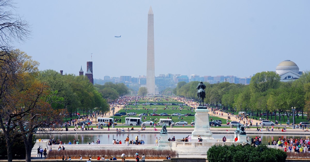 Presentan una demanda para impedir que Trump vuelva a pintar de azul el estanque reflectante del Monumento a Lincoln