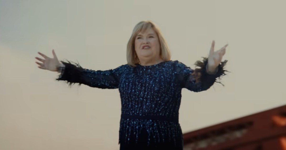 Susan Boyle reaparece en un bizarro anuncio por el Mundial 2026: canta en lo alto de un puente y «baila» breakdance