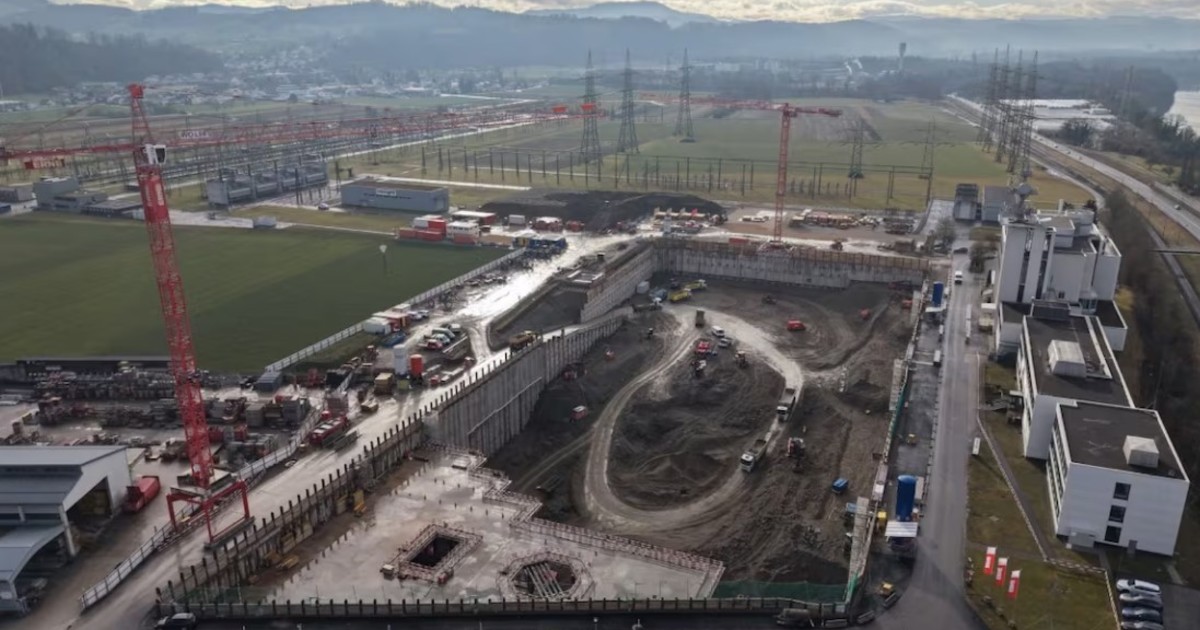 Excavan un agujero del tamaño de dos campos de fútbol y con una profunidad de un edificio de ocho plantas, para instalar la batería subterránea más potente del mundo: será capaz de liberar 1,2 GW en milisegundos y almacenar 2,1 GWh de energía en su config