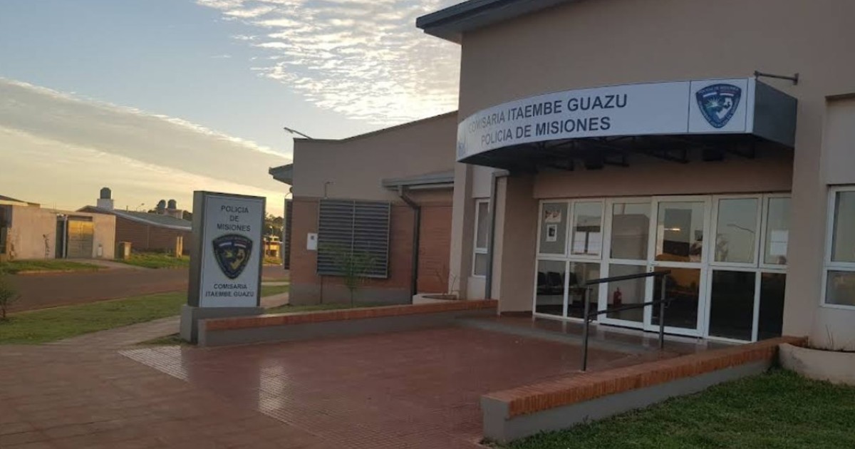 Un policía le robó la tarjeta de crédito a un detenido y se fue de compras a un shopping