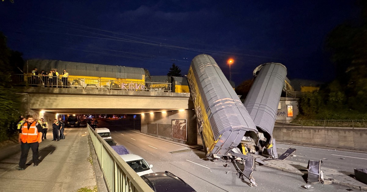 Choque de trenes en Múnich: un muerto y vagones caídos sobre la calle tras una colisión en un puente