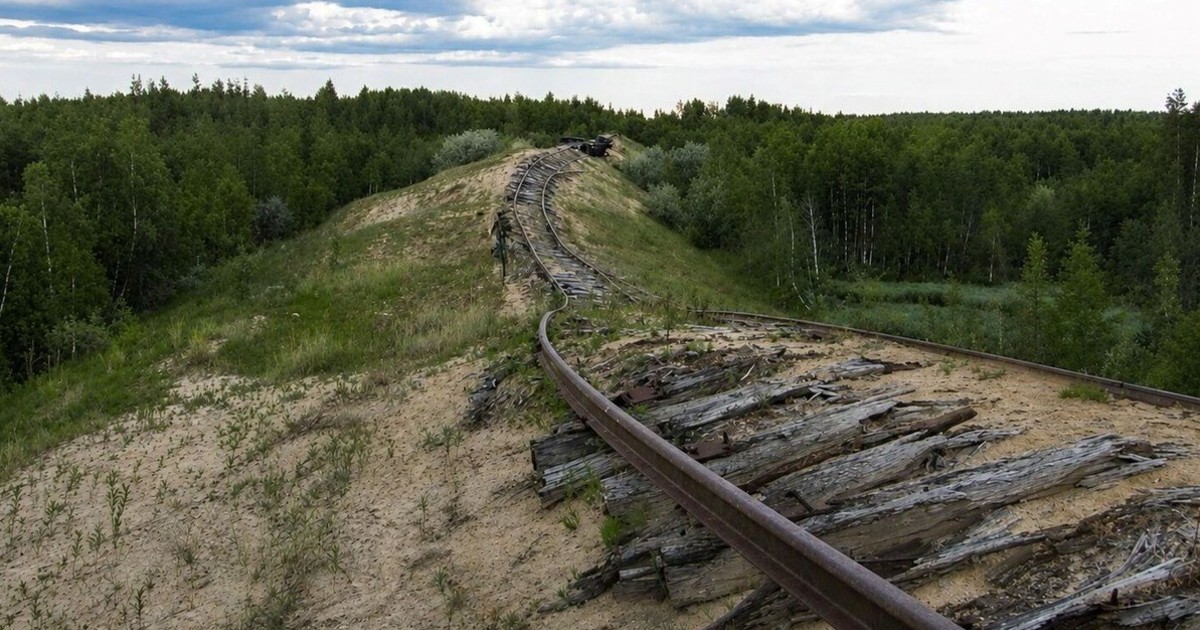Locomotoras abandonadas y vías perdidas: el deshielo resucita el tren más polémico de Stalin Locomotoras abandonadas y vías perdidas: el deshielo resucita el tren más polémico de Stalin