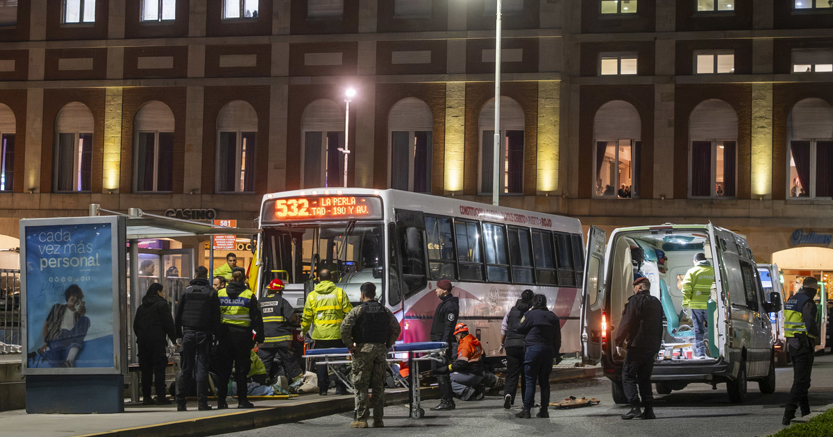 Una joven muerta y seis heridos graves junto al Casino de Mar del Plata: un colectivo perdió el control y los arrolló en la parada