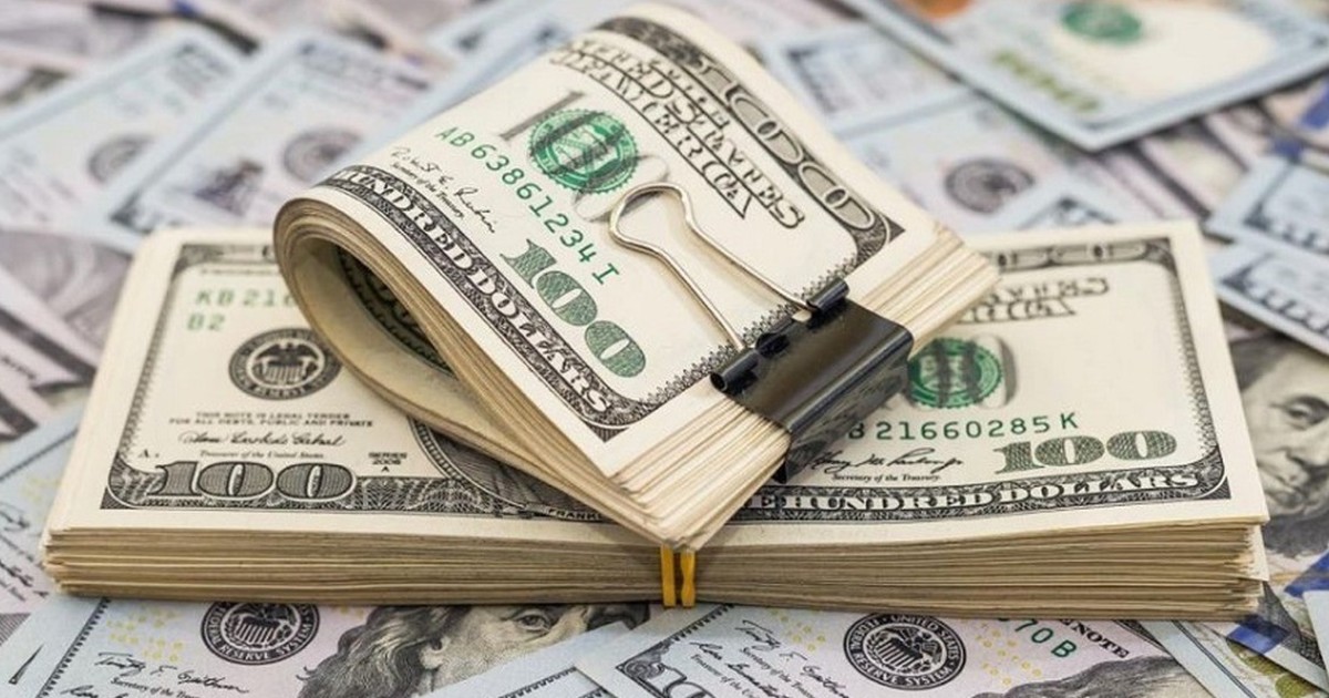 El dólar llegó a los $ 1.500 en algunos bancos: el BCRA compra menos, opera en futuros y vende bonos para contener la suba