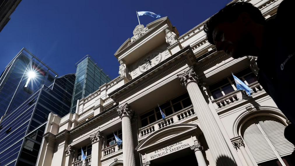Superávit cambiario en mayo: exportaciones crecen 17% e importaciones caen 19%