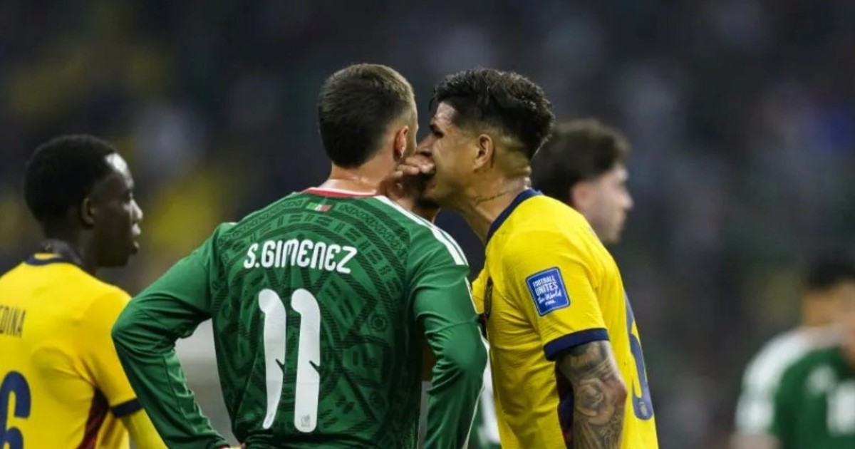 Otra vez aplican la Ley Prestianni en el Mundial 2026: así fue la expulsión de Hincapié en Ecuador y el sugestivo desplante al DT argentino Beccacece Otra vez aplican la Ley Prestianni en el Mundial 2026: así fue la expulsión de Hincapié en Ecuador y el sugestivo desplante al DT argentino Beccacece