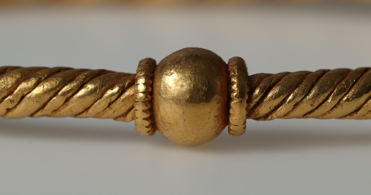 En una zona boscosa de Dinamarca, un hombre encontró dos artefactos de oro de más de mil años y develó un tesoro excepcional de la época vikinga: «Es un hallazgo completamente único» En una zona boscosa de Dinamarca, un hombre encontró dos artefactos de oro de más de mil años y develó un tesoro excepcional de la época vikinga: «Es un hallazgo completamente único»