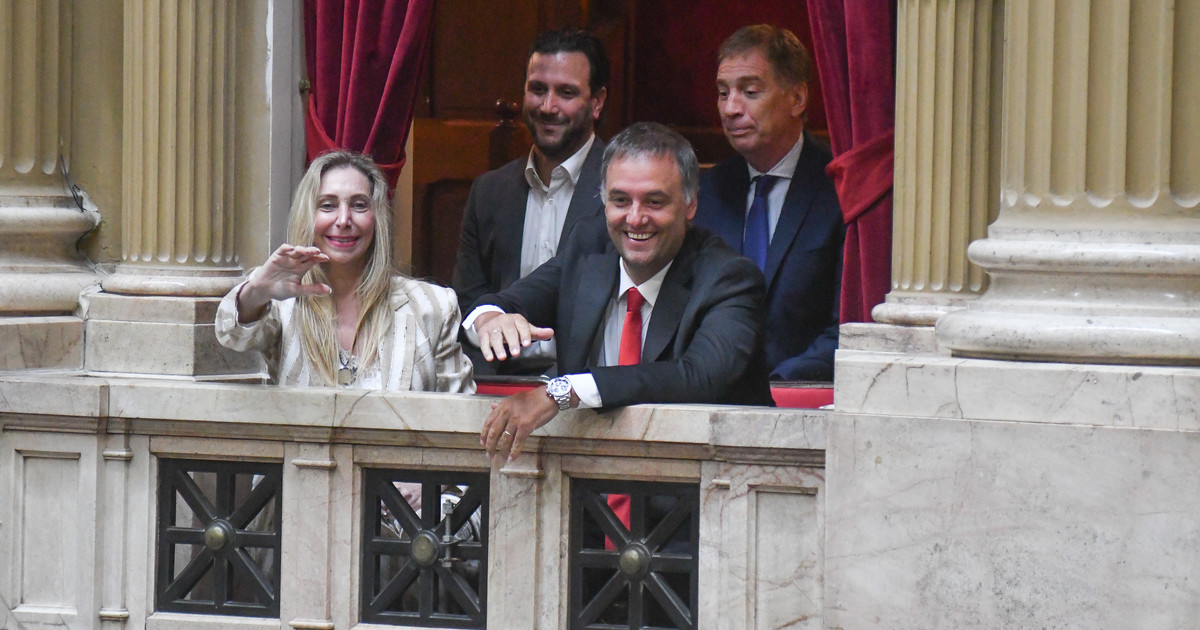 Dólares en efectivo, una herencia millonaria y propiedades: qué declaran en sus patrimonios Santilli y los otros jefes del Gabinete tras el escándalo Adorni Dólares en efectivo, una herencia millonaria y propiedades: qué declaran en sus patrimonios Santilli y los otros jefes del Gabinete tras el escándalo Adorni