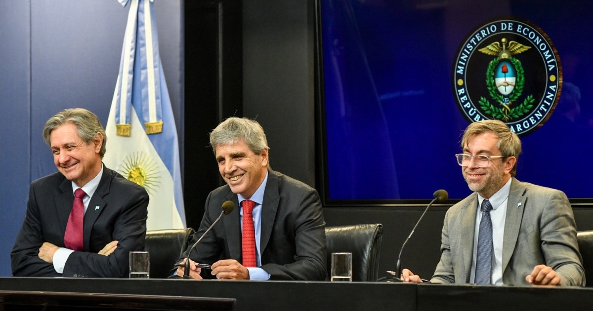 Luego del pago a los bonistas, la deuda argentina sube y el riesgo país se acerca a los 400 puntos