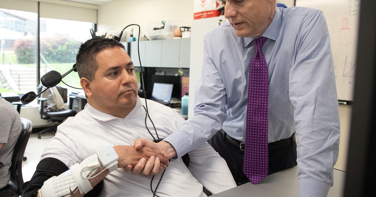 Un implante cerebral le devolvió el movimiento y el tacto a un tetrapléjico por primera vez en la historia Un implante cerebral le devolvió el movimiento y el tacto a un tetrapléjico por primera vez en la historia