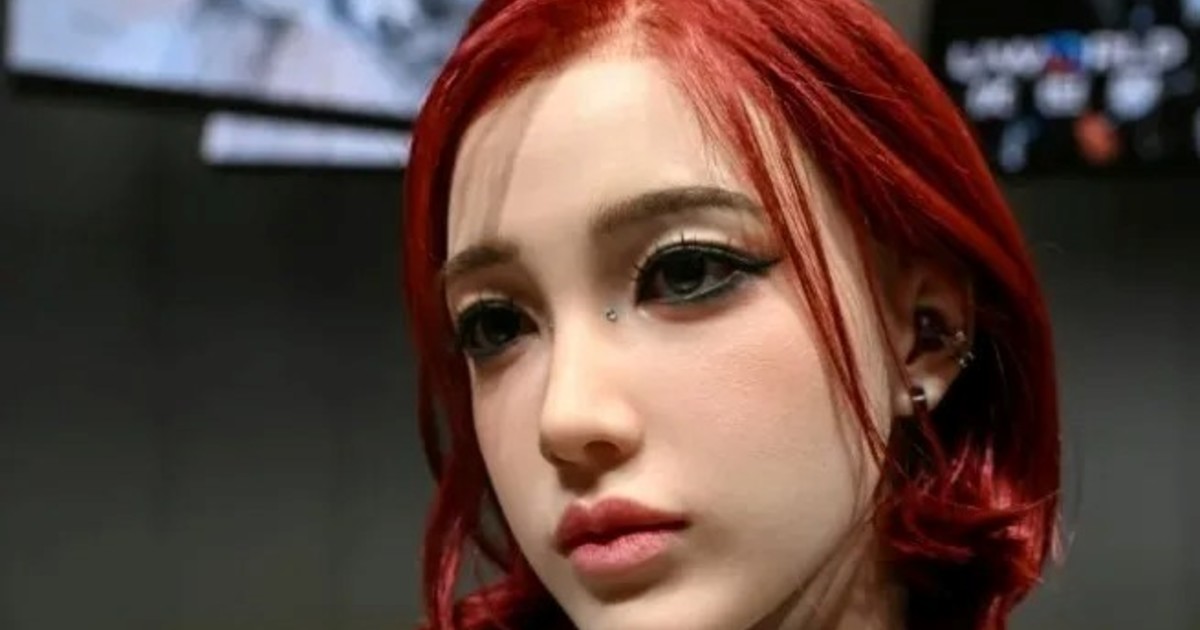 China presentó un robot humanoide con IA para combatir la soledad, qué puede hacer, cuánto cuesta y por que «no fue diseñado para realizar tareas domésticas ni mantener ralacion íntimas con personas» China presentó un robot humanoide con IA para combatir la soledad, qué puede hacer, cuánto cuesta y por que «no fue diseñado para realizar tareas domésticas ni mantener ralacion íntimas con personas»