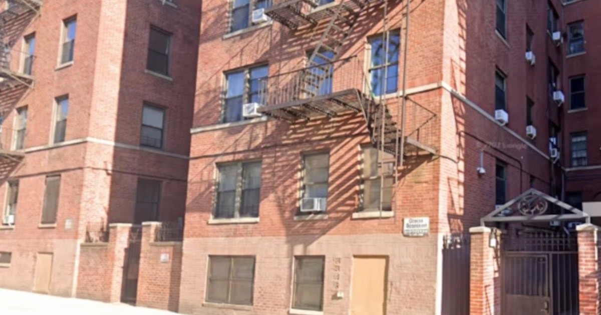 Milagro en Nueva York: un bebé de un año cayó al vacío por una ventana de un quinto piso y sobrevivió Milagro en Nueva York: un bebé de un año cayó al vacío por una ventana de un quinto piso y sobrevivió