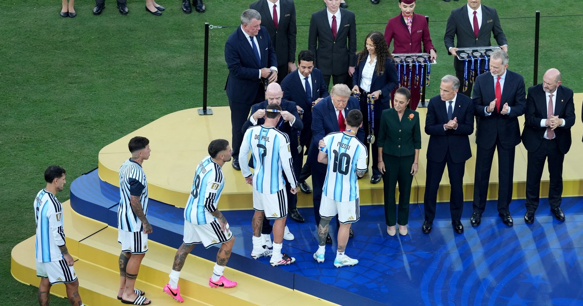 Cristian Cuti Romero se hizo viral por un polémico gesto: ¿evitó darle la mano a Donald Trump al recibir la medalla? Cristian Cuti Romero se hizo viral por un polémico gesto: ¿evitó darle la mano a Donald Trump al recibir la medalla?