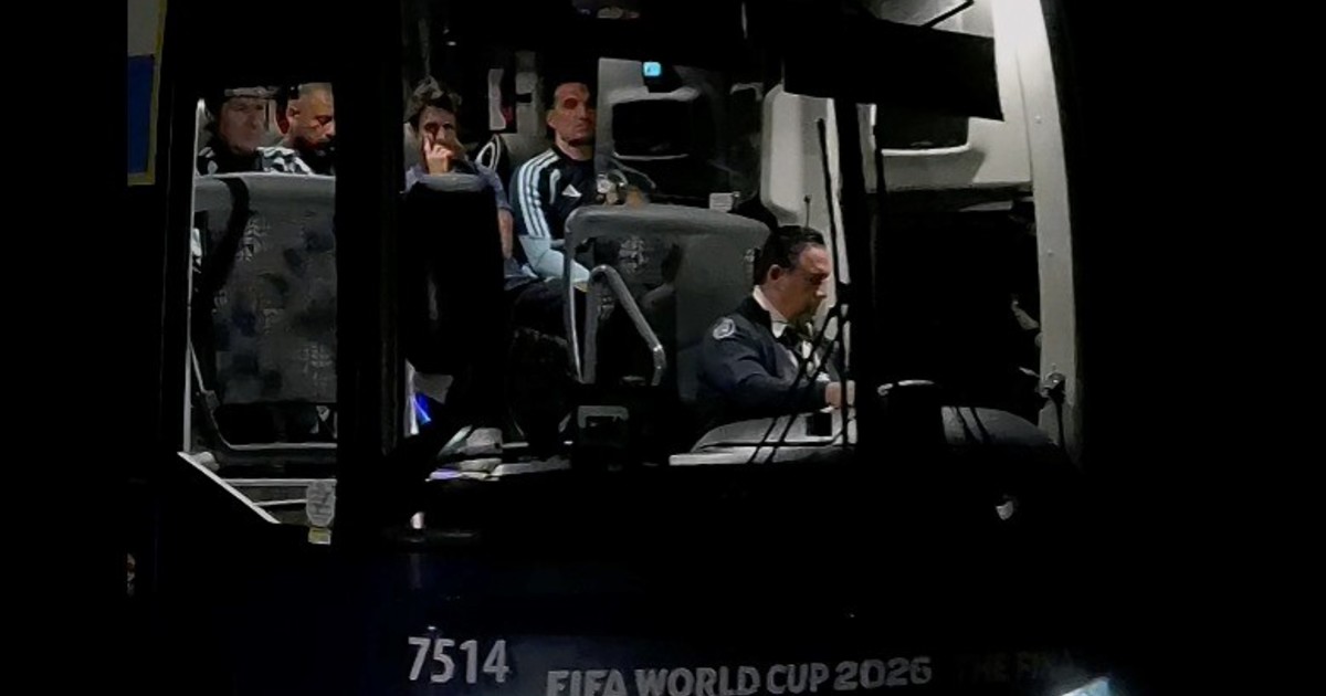 La Selección vuela hacia la Argentina sin Messi: la caminata solitaria de un Scaloni emocionado y una despedida triste La Selección vuela hacia la Argentina sin Messi: la caminata solitaria de un Scaloni emocionado y una despedida triste