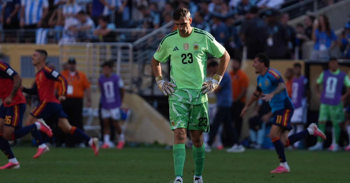 Dibu Martínez rompió el silencio y sembró dudas sobre su continuidad en la Selección: «Dar un paso al costado» Dibu Martínez rompió el silencio y sembró dudas sobre su continuidad en la Selección: «Dar un paso al costado»
