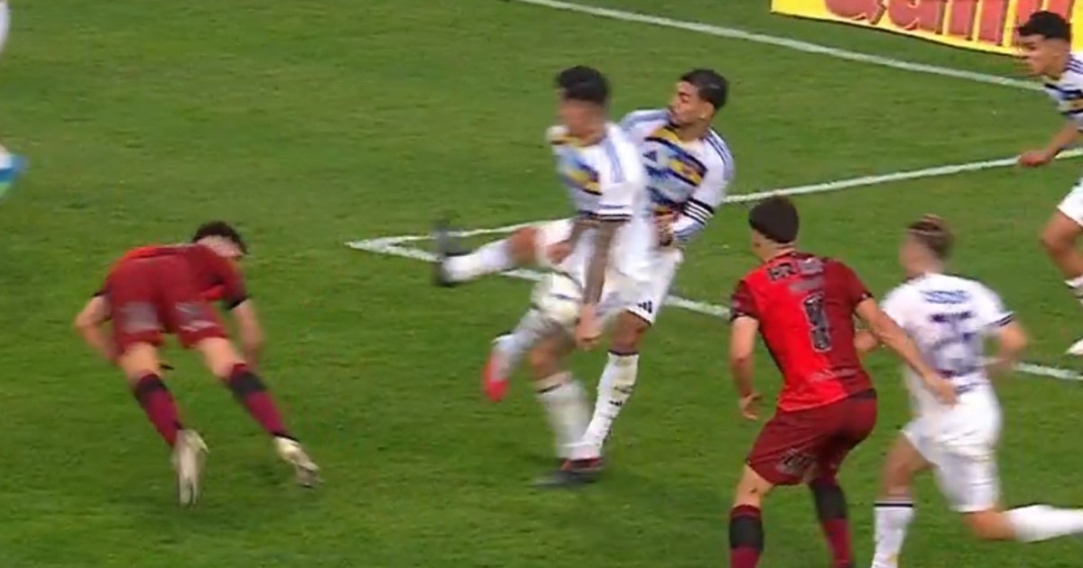 Polémica en Rosario: la mano de Di Lollo que hizo estallar al Coloso y desató el reclamo de todo Newell’s vs Boca Polémica en Rosario: la mano de Di Lollo que hizo estallar al Coloso y desató el reclamo de todo Newell’s vs Boca
