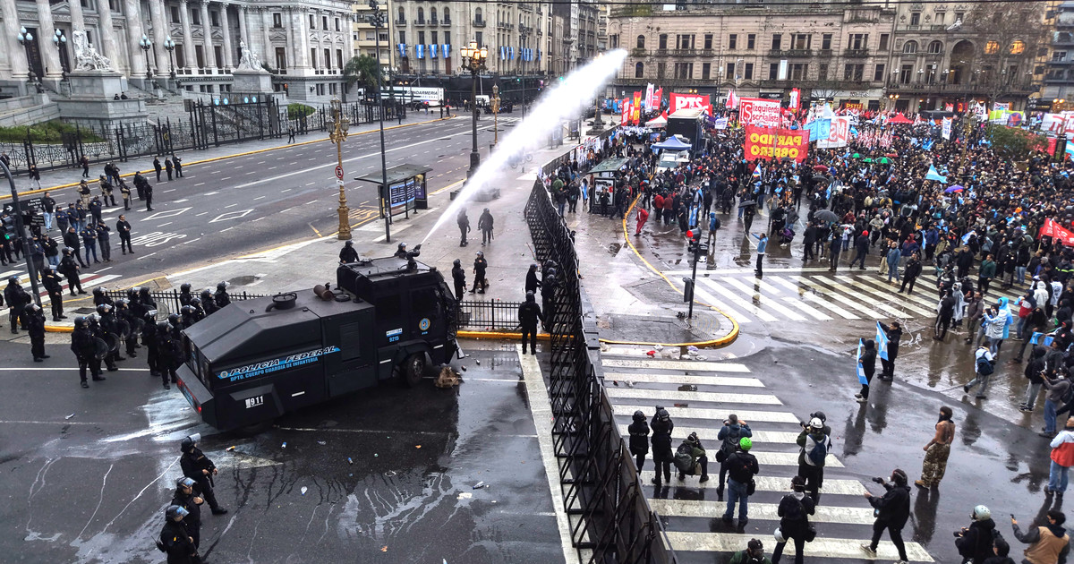 Pedradas, corridas y detenidos frente al Congreso en la marcha contra la Ley de Propiedad Privada Pedradas, corridas y detenidos frente al Congreso en la marcha contra la Ley de Propiedad Privada